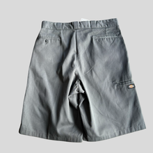 Load image into Gallery viewer, 00s Dickies shorts - 36
