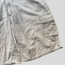 Load image into Gallery viewer, 00s Carhartt cargo shorts - 38
