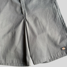 Load image into Gallery viewer, 00s Dickies shorts - 36
