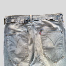 Load image into Gallery viewer, 00s Levi's engineered jorts - 34
