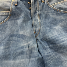 Load image into Gallery viewer, 00s Levi's engineered jeans - 32/34
