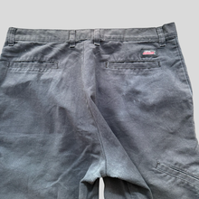 Load image into Gallery viewer, 00s Dickies carpenter shorts - 34
