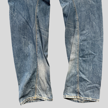 Load image into Gallery viewer, 00s Levi's engineered jeans - 32/34

