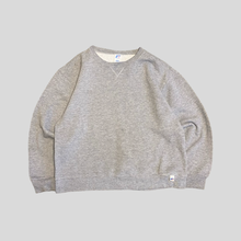 Load image into Gallery viewer, 00s Russell athletic blank sweatshirt - S
