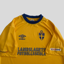 Load image into Gallery viewer, 00s Sweden training jersey - S/M
