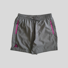Load image into Gallery viewer, 00s Nike acg sport shorts - 30/M
