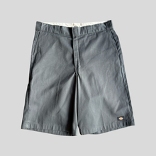 Load image into Gallery viewer, 00s Dickies shorts - 36
