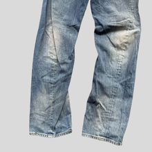 Load image into Gallery viewer, 00s Levi's engineered jeans - 32/34

