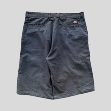 Load image into Gallery viewer, 00s Dickies carpenter shorts - 34
