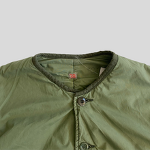 Load image into Gallery viewer, 70s Swedish tre kronor army puff jacket - S
